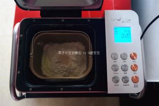 将黄油除外的面包食材按照先液体后固体的顺序放入面包机桶里，启动IMix揉面程序揉面20分钟。