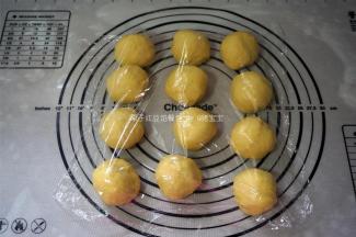 平分成12份，滚圆，盖上保鲜膜，松弛15分钟。