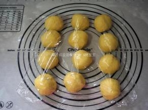 平分成12份，滚圆，盖上保鲜膜，松弛15分钟。