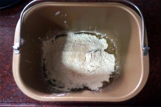 将除黄油外的所有食材，放入面包机，启动揉面程序。