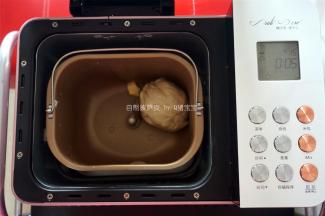 第一次揉面结束后加入黄油，再次启动揉面，揉至面团表面光滑有薄膜出现即可。