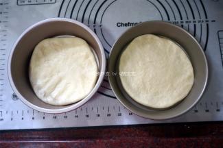 将松弛好的面团擀开，放入6寸的圆形模具中，盖上保鲜膜，放温暖处发酵至原体积的1倍大左右。