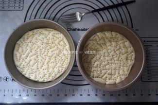 在发酵好的饼底上扎孔。