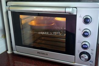 烤箱上下火180度预热5分钟后，放入中层，烘烤8~10分钟至表面金黄即可。