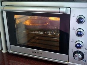 烤箱上下火180度预热5分钟后，放入中层，烘烤8~10分钟至表面金黄即可。