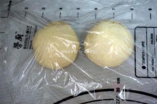 将面团分成2份，揉圆，盖上保鲜膜松弛20分钟。