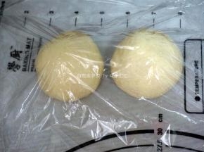 将面团分成2份，揉圆，盖上保鲜膜松弛20分钟。