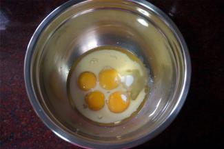 4个蛋黄，纯牛奶，玉米油，20克细砂糖同放入盆中，搅拌至糖融化。