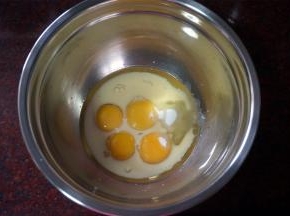 4个蛋黄，纯牛奶，玉米油，20克细砂糖同放入盆中，搅拌至糖融化。