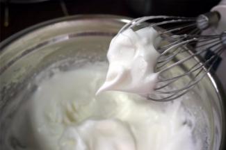 打发至如图所示的湿性发泡状态。