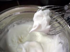 打发至如图所示的湿性发泡状态。