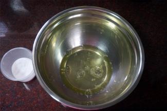 分离蛋白后，滴入几滴柠檬汁，分次加入共45克细砂糖，打发蛋白。