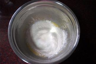 筛入低筋粉，拌至无颗粒状态。