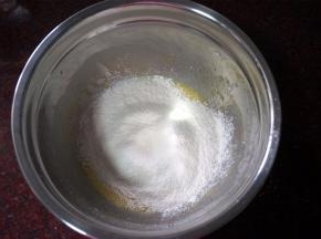 筛入低筋粉，拌至无颗粒状态。