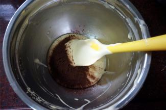 取2大勺蛋糕糊，加入5克可可粉，拌均匀。