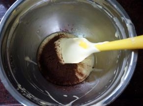 取2大勺蛋糕糊，加入5克可可粉，拌均匀。