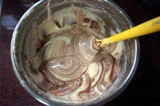 将可可面糊倒入原味面糊中，翻拌几下即可（不要完全拌均哦）。