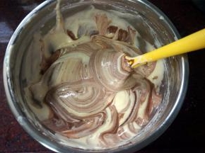 将可可面糊倒入原味面糊中，翻拌几下即可（不要完全拌均哦）。