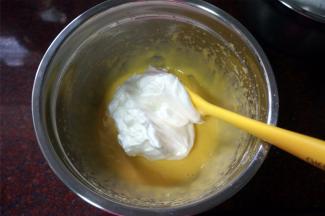 将蛋白糊与蛋黄糊切拌混合。