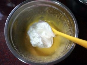 将蛋白糊与蛋黄糊切拌混合。