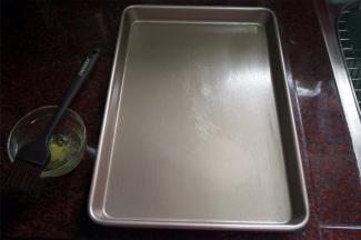 13寸长方形不粘烤盘刷上一层黄油。