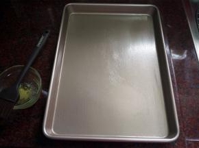 13寸长方形不粘烤盘刷上一层黄油。