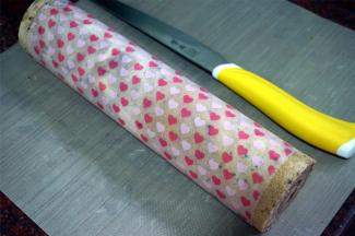 将蛋糕紧紧卷起，定型30分钟即可。