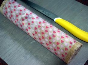 将蛋糕紧紧卷起，定型30分钟即可。