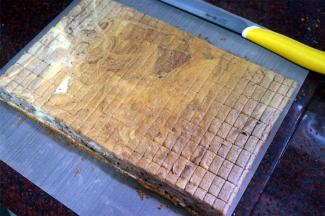 出炉后倒扣脱模，然后垫上一张吸油纸，将蛋糕体翻转过来，正门朝上。