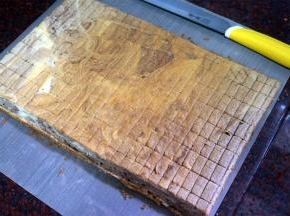 出炉后倒扣脱模，然后垫上一张吸油纸，将蛋糕体翻转过来，正门朝上。