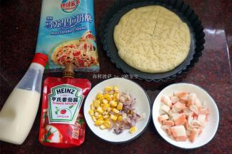 玉米粒和洋葱碎放入微波炉高火加热2分钟取出，蟹柳棒切碎备用。