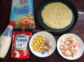 玉米粒和洋葱碎放入微波炉高火加热2分钟取出，蟹柳棒切碎备用。