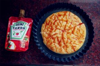 将6寸的披萨皮先切开成8等份，抹上番茄酱。