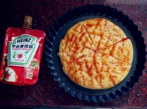 将6寸的披萨皮先切开成8等份，抹上番茄酱。