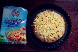 将马苏里拉芝士碎均匀铺放在最上面。