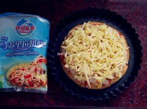 将马苏里拉芝士碎均匀铺放在最上面。