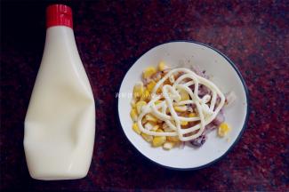 熟玉米洋葱碎加入适量的沙拉酱，拌均匀。