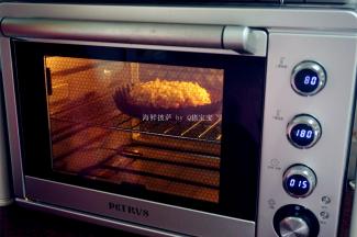 烤箱上下火180度预热5分钟后，放入中层，烘烤15分钟。