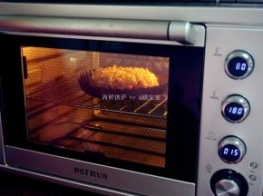 烤箱上下火180度预热5分钟后，放入中层，烘烤15分钟。