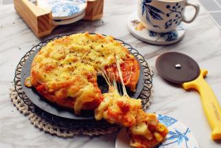 出炉时再撒少许披萨草，开始品尝。