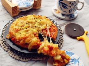 出炉时再撒少许披萨草，开始品尝。