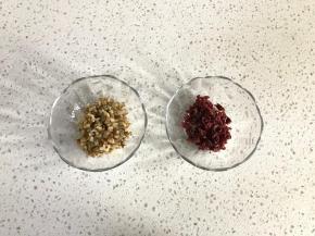 准备好果料，蔓越莓和核桃切成小粒。