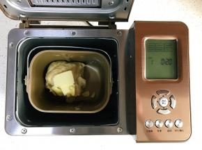 10分钟和面结束，放入黄油，再次启动和面20分钟。
