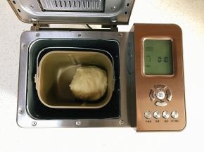 和面还剩10分钟的时间，面包机按暂停，取出面团，分成2份，分别重约313克和308克。