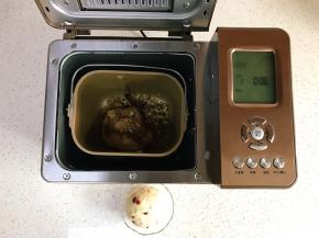 和面还剩6分钟时，面包机再按暂停，取出和好的蔓越莓原味面团，放入另一个308克大小的面团，并加入可可粉和核桃，此时可加入3-5克牛奶，然后取消暂停，继续和面。