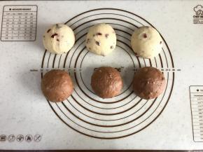 取出面团，排气后，平均各分割成3份，滚圆后用保鲜膜松弛10分钟。