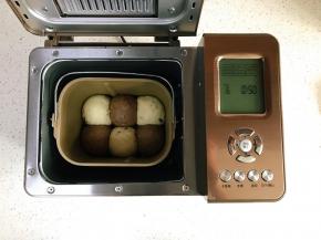 再次滚圆，相间放入面包机桶内，进行第二次发酵，时间约为50分钟。