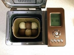 再次滚圆，相间放入面包机桶内，进行第二次发酵，时间约为50分钟。