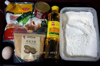 准备烘焙食材：低筋粉，烤花生粉，花生油，细砂糖，鸡蛋，泡打粉，苏打粉。