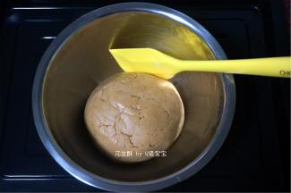 将食材，拌成团。